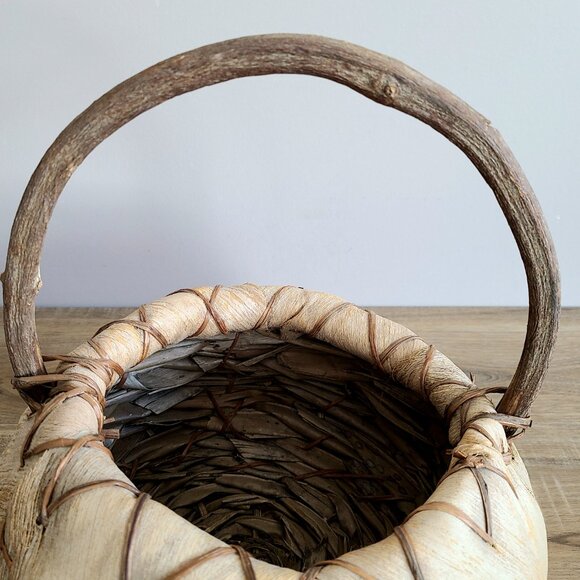 Vintage handmade natural palm husk fiber basket. Rustic beachy home decor. - Picture 9 of 9